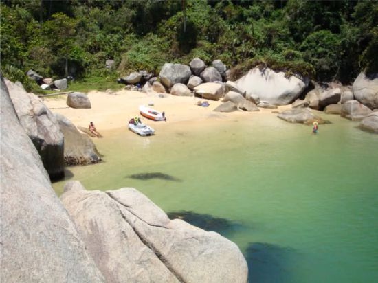 Praia do Cação - acesso de barco, ou por trilha, a partir da Praia da Tainha