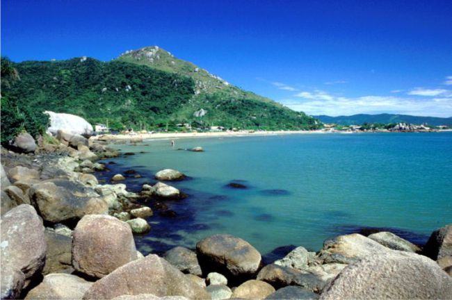 Praia da Conceição com Morro dos  Macacos ao fundo