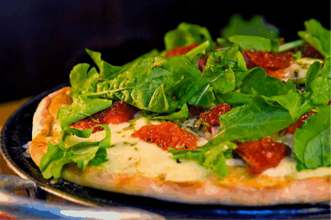 Pizza de rúcula com tomate seco, massa artesanal feita com todo o carinho pelo pizzaiolo do restaurante Fragária (no Hotel). 