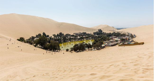 Huacachina (Peru), está localizada ao lado de um lago natural no meio das dunas de areia do deserto peruano.  É uma das atrações turísticas de Machu Picchu.  Os desertos em torno de Huacachina estão entre os mais secos do mundo. Foto: Sunsinger/Shutterstock 