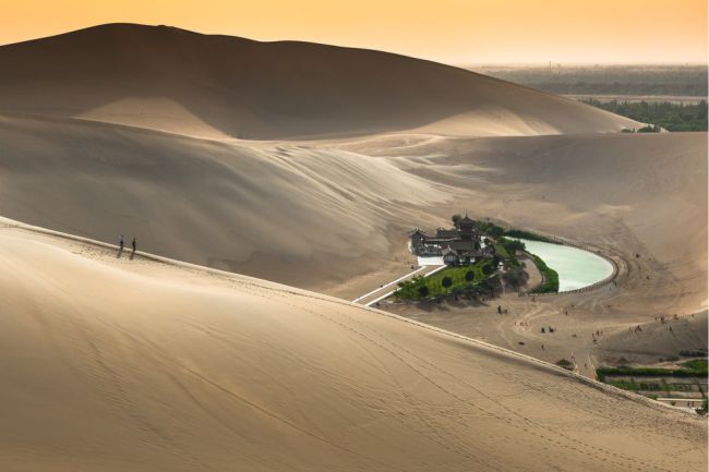 Crescent Lake (China), está localizado fora da cidade de Dunhuang,  sendo uma parada importante para os viajantes que se deslocam pelo Deserto de Gobi. Embora ainda não seja tão profundo como foi na década de 1960, o encolhimento da profundidade e da superfície parece ter sido revertido. Foto: Rat007/Shuterstock) 