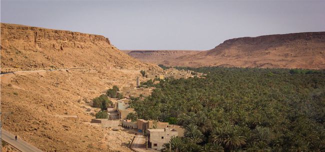 Tafilalt (Marrocos), é o  maior oásis de Marrocos.  Suas palmeiras  vão até o deserto da Saara. O rio Ziz, que fornece água para este oásis, continua a fluir para o Sahara. Como o Nilo, do outro lado do continente, o Ziz está cercado pela agricultura. Foto: ThartmannWiki/Wikimedia Commons)